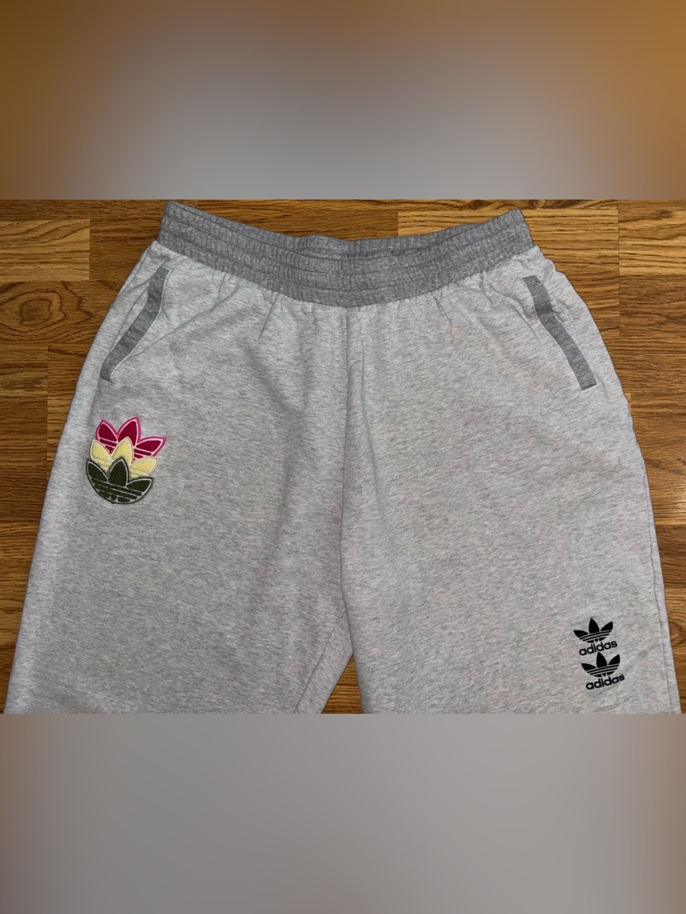 Adidas Cuffed Jogger Sweatpants Women’s Size XL Gray Multicolor Trefoil HA4367 - Picture 5 of 16